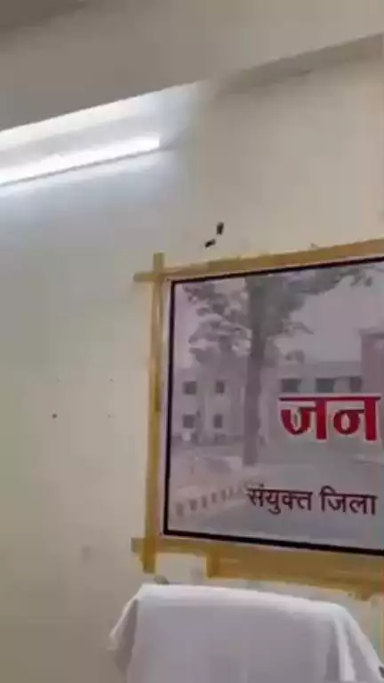 कलेक्टर श्री प्रभात मलिक ने आज #जन_चौपाल के माध्यम से लोगों की समस्याएं सुनी। 

#cmochhattisgarh #dprchhattisgarh

#Chhattisgarh #Gariyaband