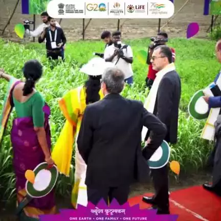 Hon'ble State Minister, Sushree shobha karandlaje MoA&FW GoI along with other international G20 delegates visited the #ShreeAnna (#Millets) fields during excursion to ICAR - Indian Institute of Millet Research, today during the #G20AMM2023