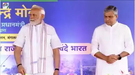 PM @narendramodi ಅವರು ಮಧ್ಯಪ್ರದೇಶದ ರಾಣಿ ಕಮಲಾಪತಿ ರೈಲು ನಿಲ್ದಾಣದಿಂದ 5 ವಂದೇಭಾರತ್ ಎಕ್ಸ್‌ಪ್ರೆಸ್ ರೈಲುಗಳಿಗೆ ಹಸಿರು ನಿಶಾನೆ ತೋರಿದರು