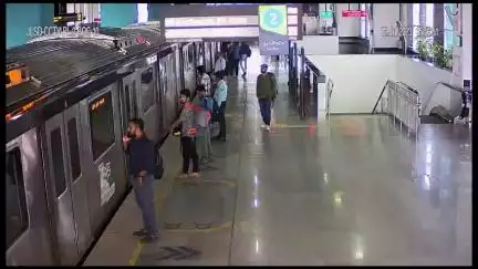 Please mind the GAP between the train and the platform.

#kochi
#kochimetro
#metro