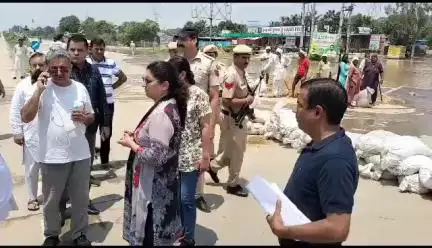 फतेहाबाद। उपायुक्त मनदीप कौर बाढ़ राहत कार्य का जायज़ा लेते हुए
#Fatehabad #FloodRescueOperation #FloodRelief