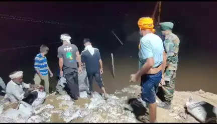 फतेहाबाद। मनरेगा लेबर 10 फुट गहरे पानी में रंगोई नाले का बांध बांधते हुए।
#FloodRelief #FloodRescueOperation #Fatehabad