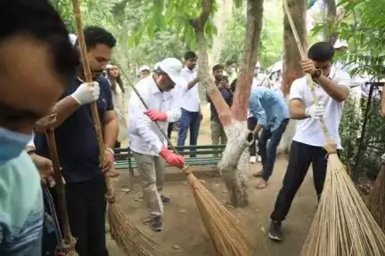 Shri Dharmendra Pradhan led a #SwacchtaHiSeva - #Shramdaan initiative at Delhi University

The initiative has transformed into the world’s biggest people-led movement