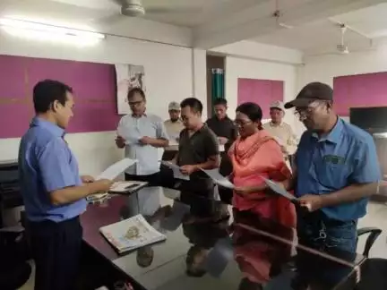 Shri Engam Pame, Director, Press Information Bureau, Imphal administers National Unity Day pledge to all the staffs and officials of PIB Imphal on the occasion of #RashtriyaEktaDiwas.