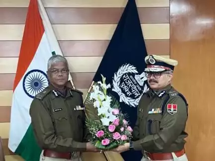 #DGP को दीं शुभकामनाएं

महानिदेशक #राजस्थान_पुलिस का पदभार ग्रहण करने पर श्री यू.आर. साहू को श्री राजीव शर्मा, DGP (L&O, ADMIN, RAC & SDRF) ने शुभकामनाएं दीं।